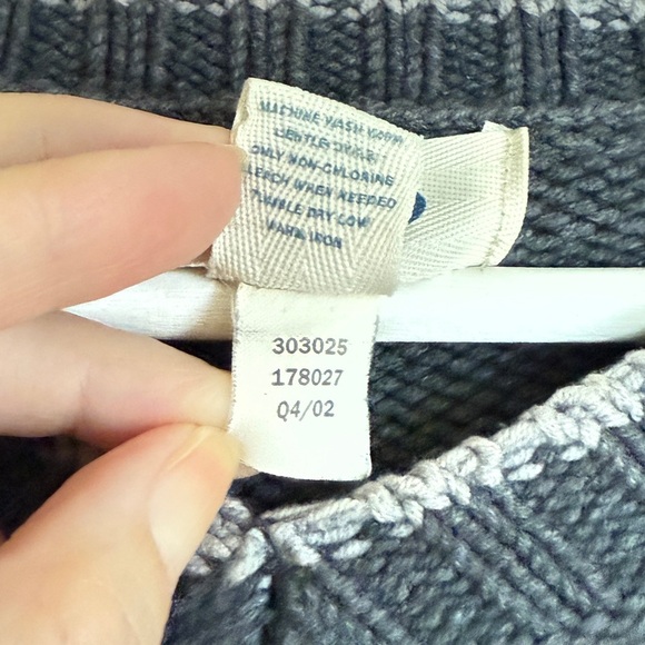 Old Navy Men’s 2002 V Neck Gray Sweater with Light Contrast Trim Academia XL - Picture 5 of 6